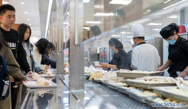 中学洽商食堂门口给学生发免费早餐 暖心助力熟练季