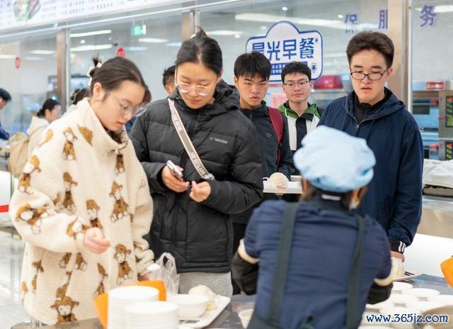 中学洽商食堂门口给学生发免费早餐